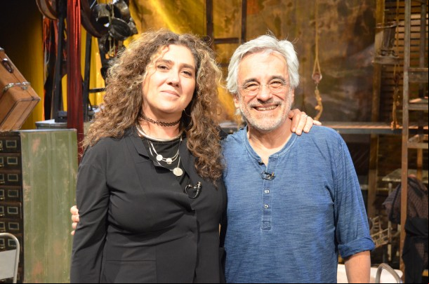 Anna Muylaert e Aderbal Freire-Filho se abraçam no estúdio de Arte do Artista.